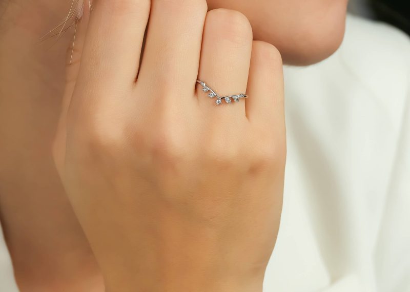 Dainty Floral Design 0.04ct Diamond Ring